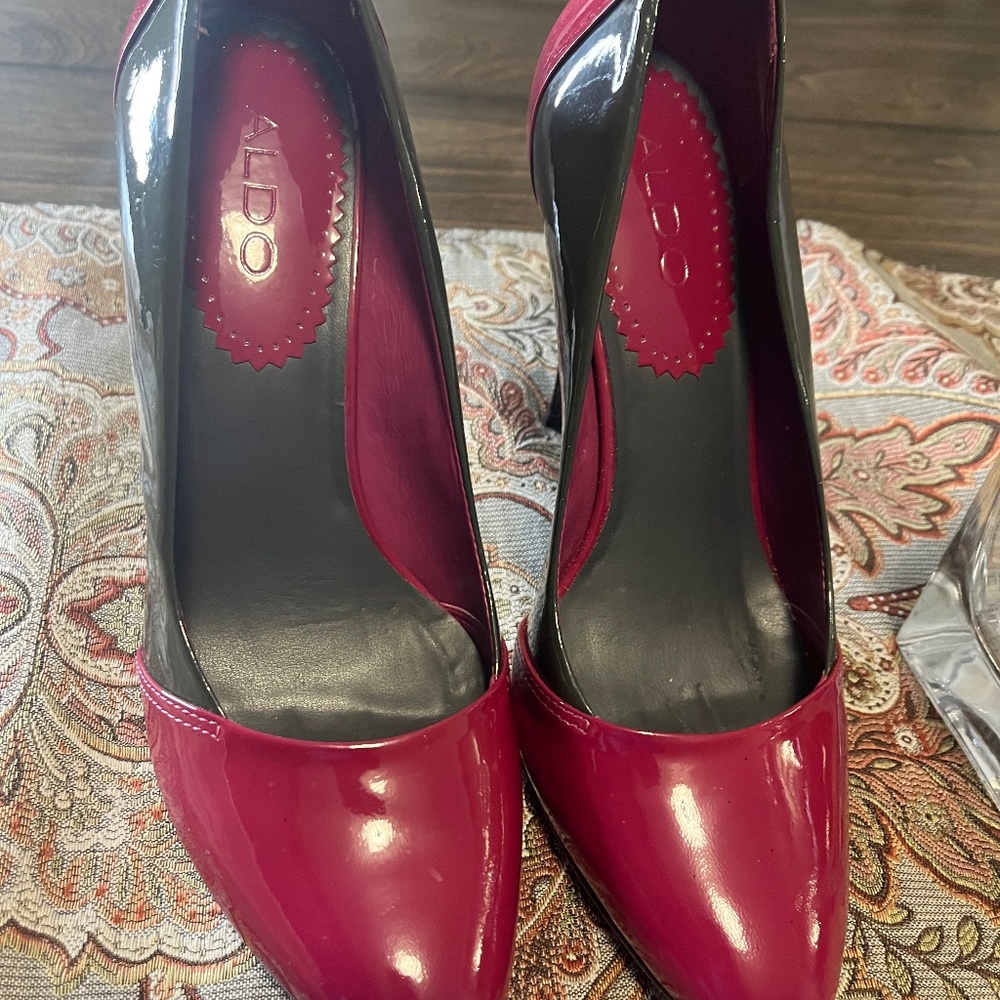 Aldo two toned Fuchsia/ dark gray pumps